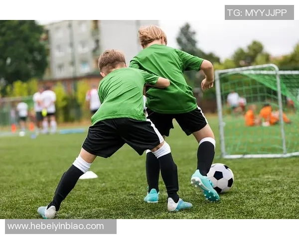 快乐体育课足球游戏让孩子们在运动中收获友谊与团队合作精神